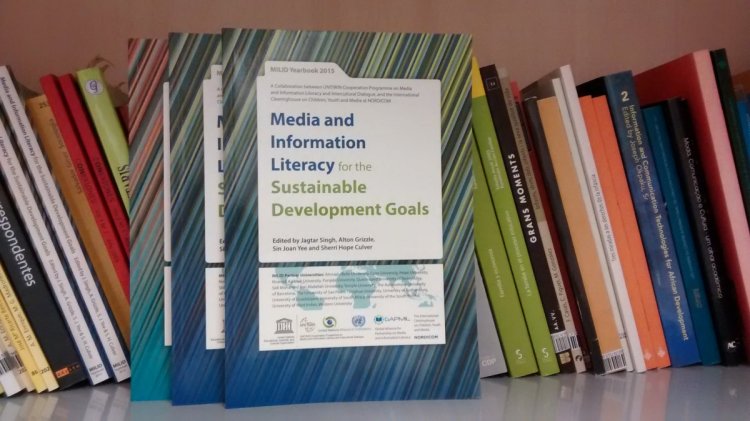 El anuario cuenta con una treintena de artículos relacionados con la alfabetización mediática y el desarrollo sostenible