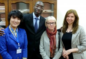 Alton Grizzle con colaboradores de universidades