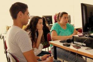 Jóvenes periodistas trabajando en la plataforma