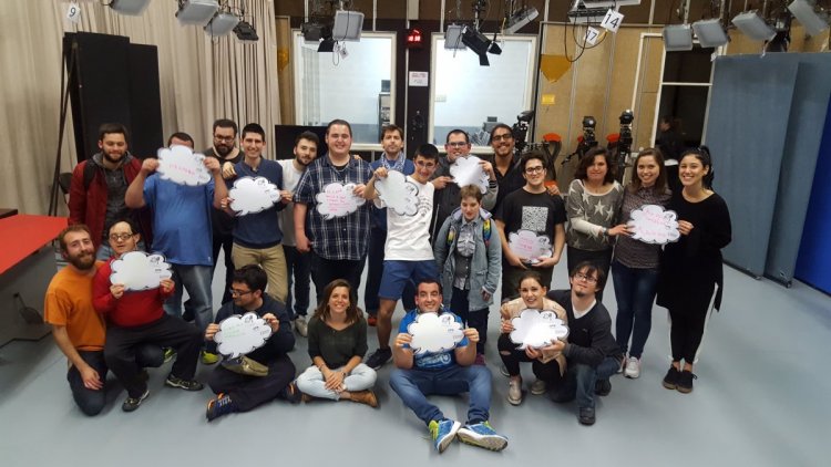 Los alumnos del Máster con los jóvenes que participan en el proyecto