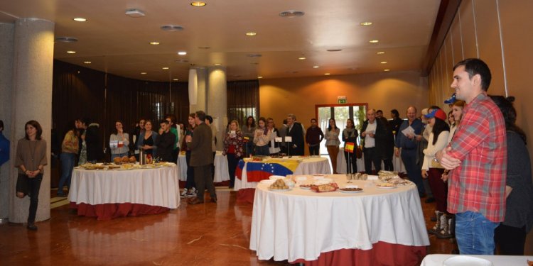 Momento de la quinta Comida Intercultural celebrada por el Gabinete de Comunicación y Educación