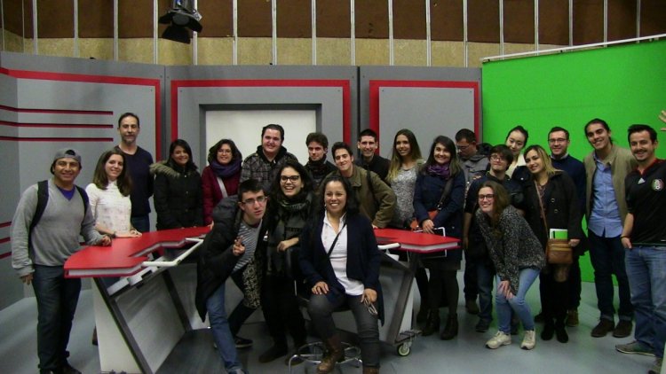 Encert a la Ràdio en uno de los platós de la Facultad de Ciencias de Comunicación.