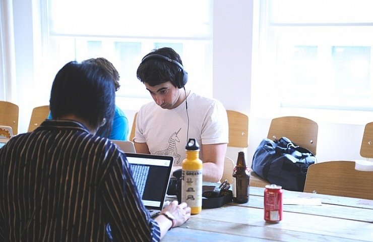 Para los 'millenials' los medios sociales se están imponiendo como el principal medio para informarse de temas políticos