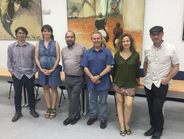 Vázquez Medel, tercero por la derecha, con los miembros de su grupo de la Universidad de Sevilla