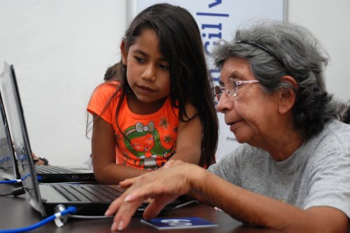 Jóvenes acercando las TIC a los adultos