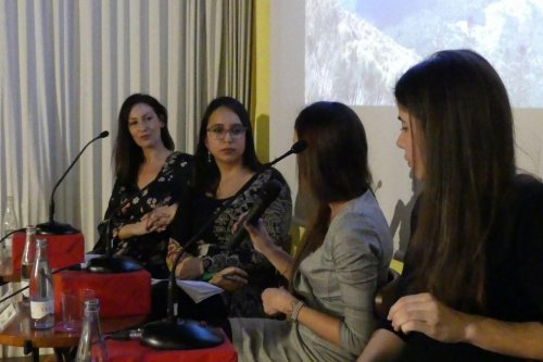 Las integrantes de El Noveno Viajero con Marilena de Chiara