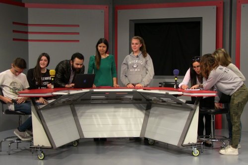 Alumnos del Máster en Comunicación y Educación realizando un taller de televisión con jóvenes de instituto Taller de los alumnos de la actual edición del Máster en Comunicación y Educación