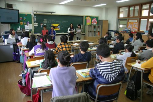 Uso balanceado de las tecnologías en el aula Niños utilizan diferentes tecnologías en el aula