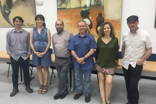 Vázquez Medel, tercero por la derecha, con los miembros de su grupo de la Universidad de Sevilla